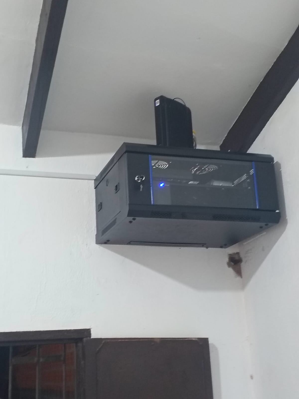 Gabinete de rack Dimax instalado en pared