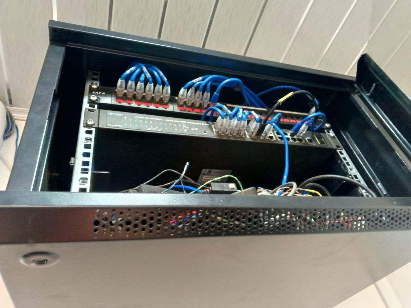 Patch panel Cat6 y switch administrable Planet