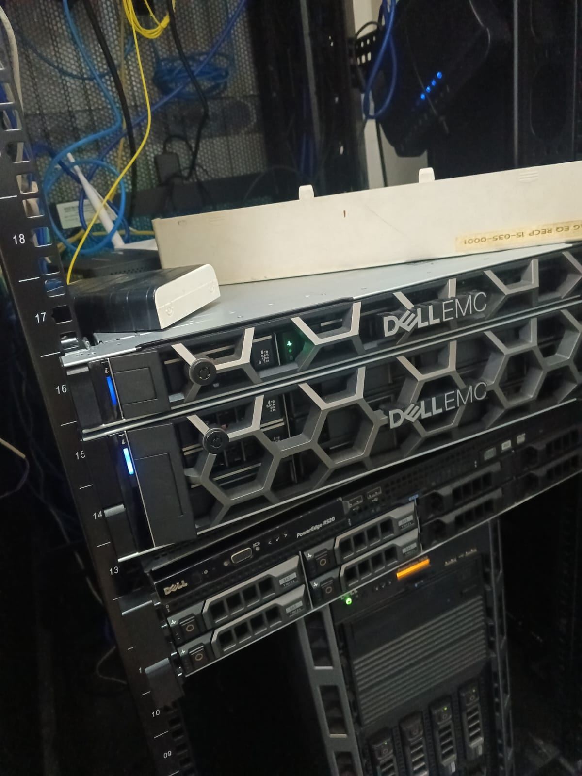 Servidores Dell EMC PowerEdge montados en rack